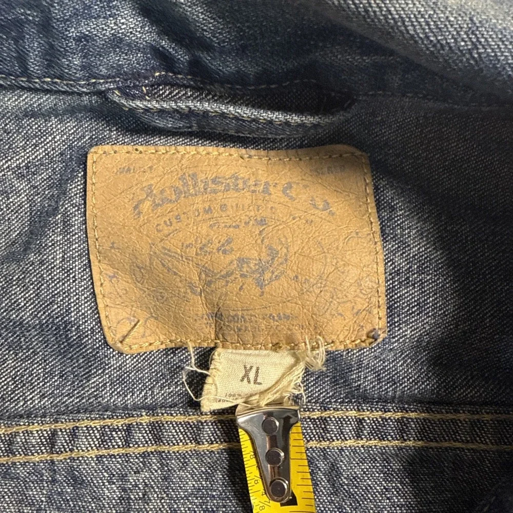 Hollister Men's Denim Distressed Trucker Jean Jacket Size XL Medium Wash